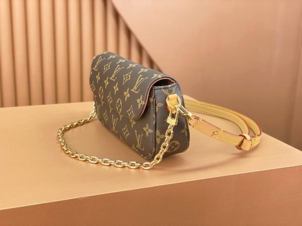 LOUIS VUITTON LVY Classic Chain Shoulder bag - Image 2